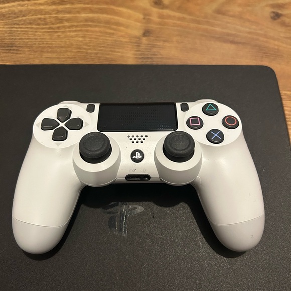 PS4 console with remote and HDMI cable - Picture 4 of 5